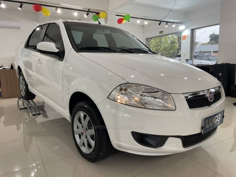 FIAT - SIENA - 2014/2015 - Branca - R$ 43.900,00