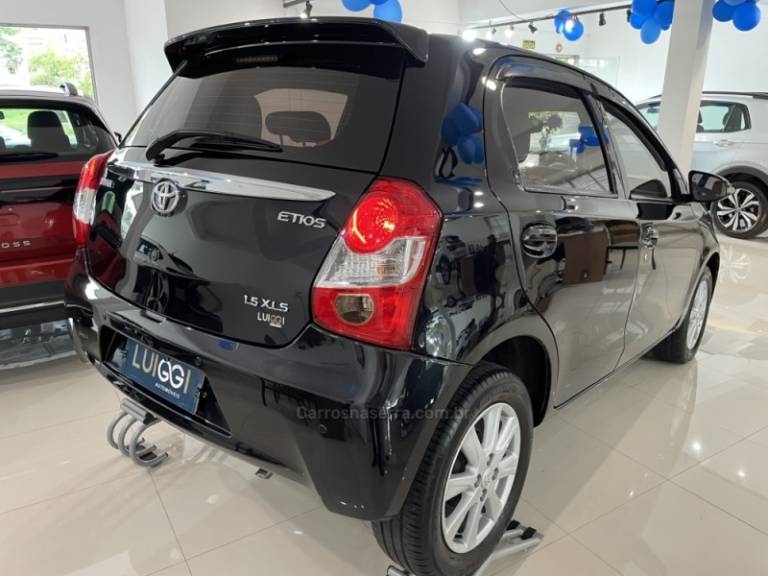 TOYOTA - ETIOS - 2016/2017 - Preta - R$ 54.900,00