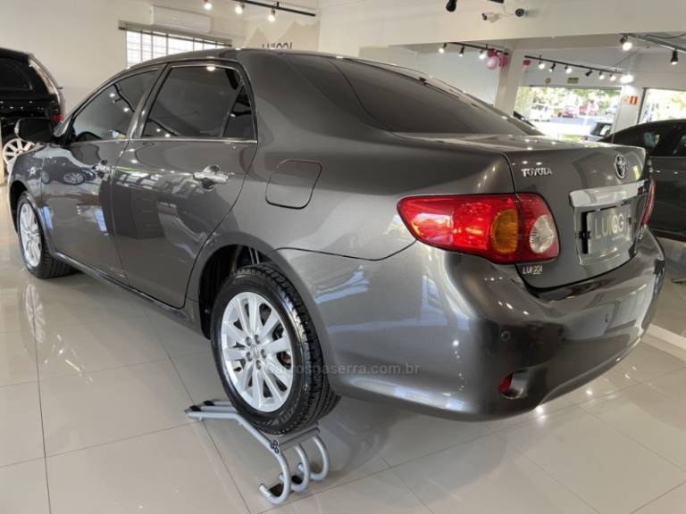 TOYOTA - COROLLA - 2010/2011 - Cinza - R$ 64.900,00