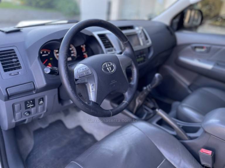 TOYOTA - HILUX - 2012/2012 - Branca - R$ 128.900,00