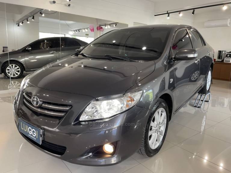 TOYOTA - COROLLA - 2010/2011 - Cinza - R$ 64.900,00