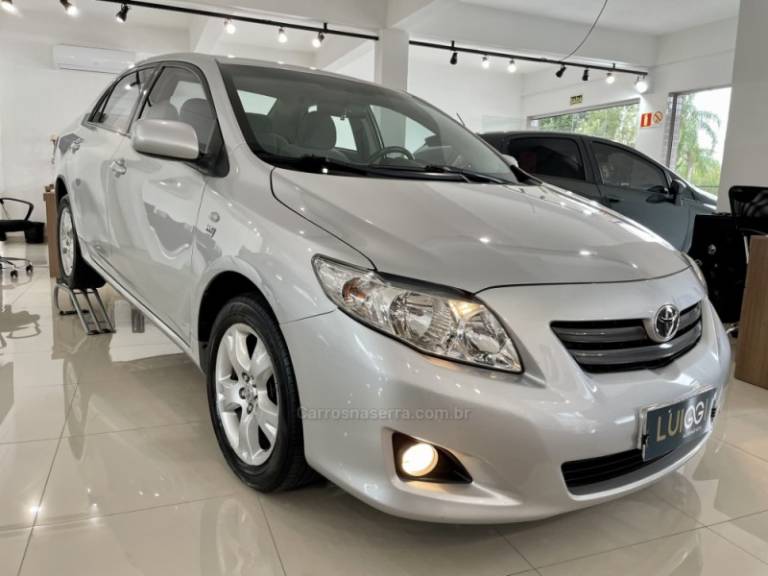 TOYOTA - COROLLA - 2010/2011 - Prata - R$ 59.900,00