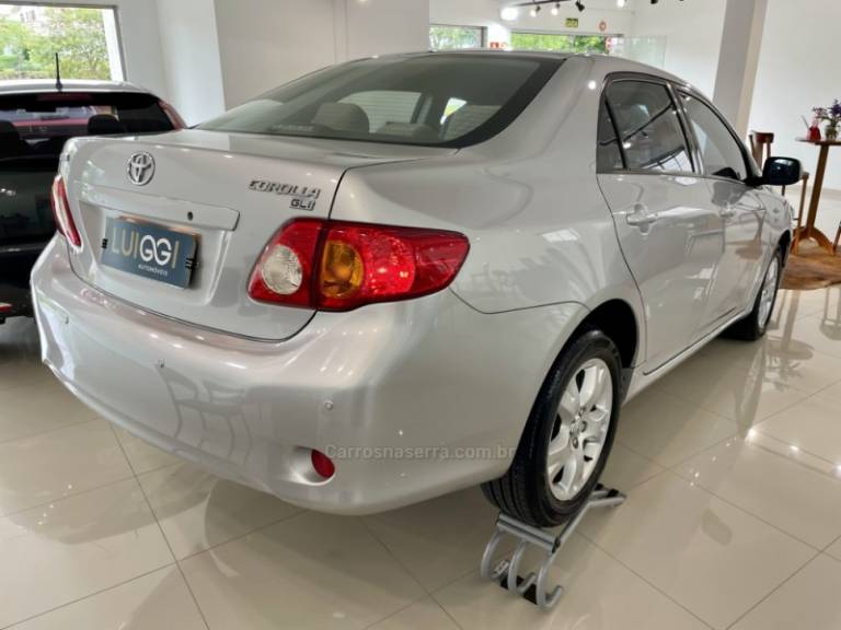 TOYOTA - COROLLA - 2010/2011 - Prata - R$ 59.900,00